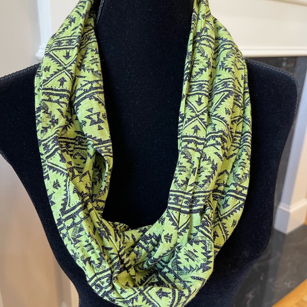 Infiniti Scarf | Green Navy | Aztec Print | Rayon | Women’s | EUC